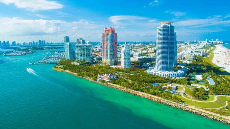 18 Best Books Set in Florida (That Capture the Sunshine State Perfectly)